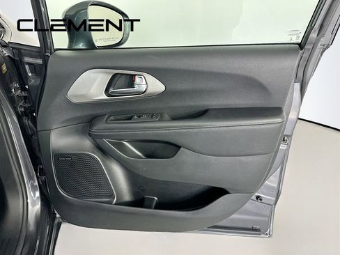 Used 2022 Chrysler Pacifica Limited w/ Uconnect Theater Family Group image 36