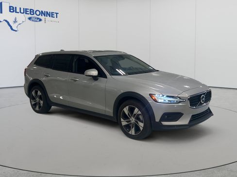 Used 2025 Volvo V60 B5 Cross Country Plus AWD/4WD image 3