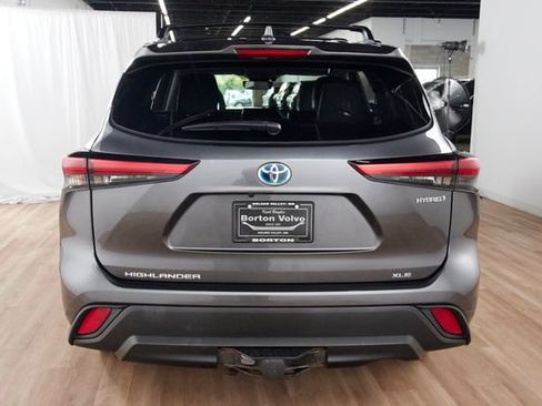 Used 2021 Toyota Highlander XLE AWD/4WD image 4