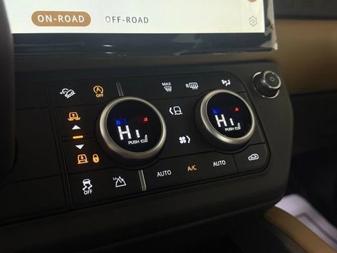 New 2026 Land Rover Defender 110 X-Dynamic SE image 33