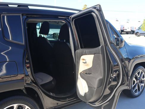 Used 2017 Jeep Renegade Latitude w/ Popular Equipment Group image 19