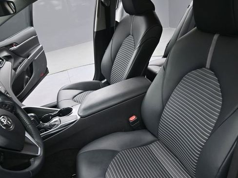 Used 2020 Toyota Camry SE image 14