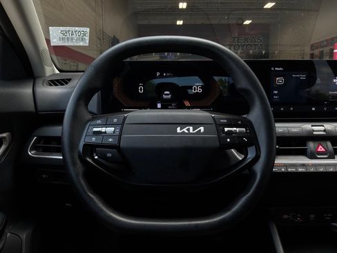 Used 2025 Kia K4 FWD image 33