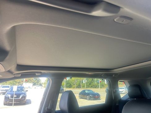 Used 2023 Nissan Rogue SL w/ SL Premium Package image 11