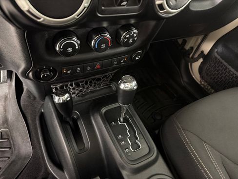 Used 2017 Jeep Wrangler Unlimited Sahara w/ Connectivity Group AWD/4WD image 14