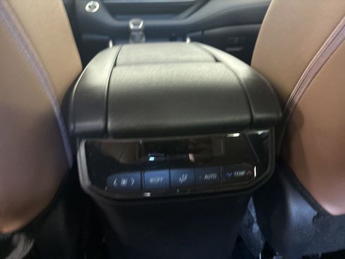 Used 2025 Toyota Highlander XLE image 24