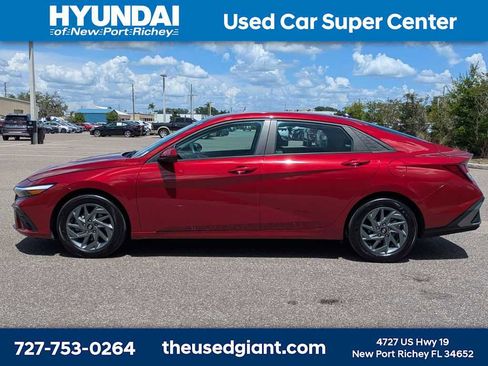 Used 2024 Hyundai Elantra SEL FWD image 2