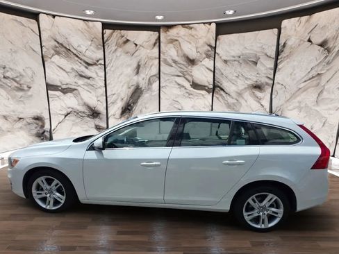 Used 2015 Volvo V60 T5 Premier w/ Convenience Package image 3