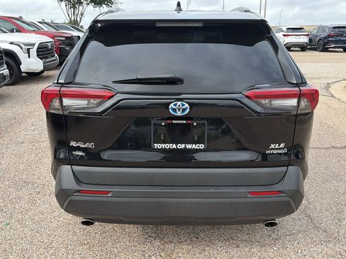 Used 2021 Toyota RAV4 XLE Premium AWD/4WD image 4