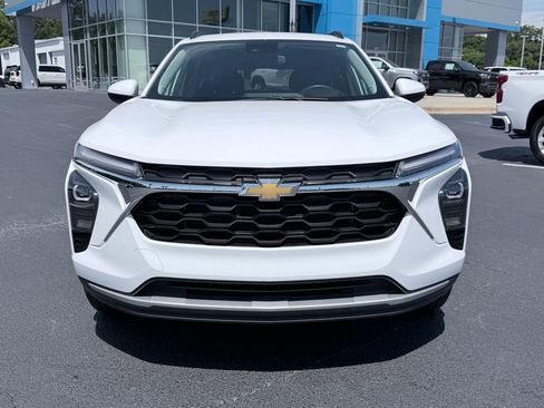 Used 2024 Chevrolet Trax LT w/ LT Convenience Package FWD image 3