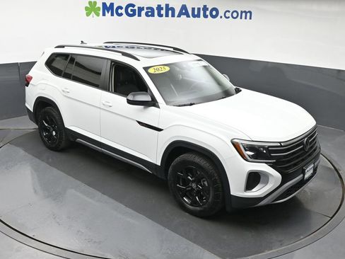 Used 2025 Volkswagen Atlas Peak Edition SE AWD/4WD image 3