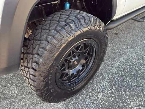 Used 2017 Toyota Tacoma TRD Off-Road image 8