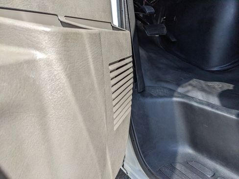 Used 2019 Chevrolet Express 2500 RWD image 23