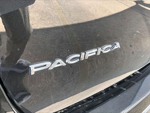 Used 2023 Chrysler Pacifica Touring-L image 30