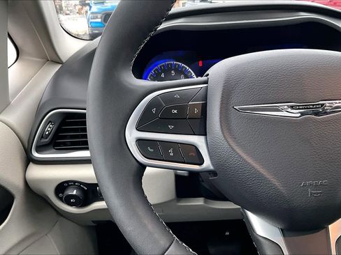 Used 2024 Chrysler Pacifica Touring-L image 25