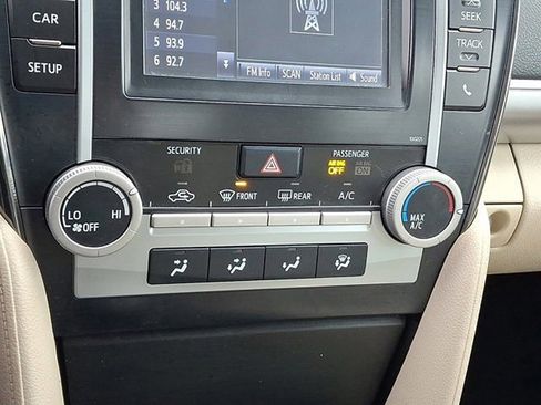 Used 2014 Toyota Camry L image 15