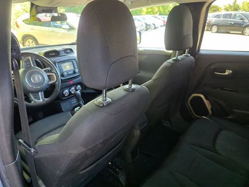 Used 2017 Jeep Renegade Latitude FWD image 19