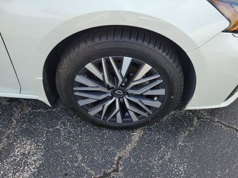 Used 2023 Nissan Altima 2.5 SV FWD image 5