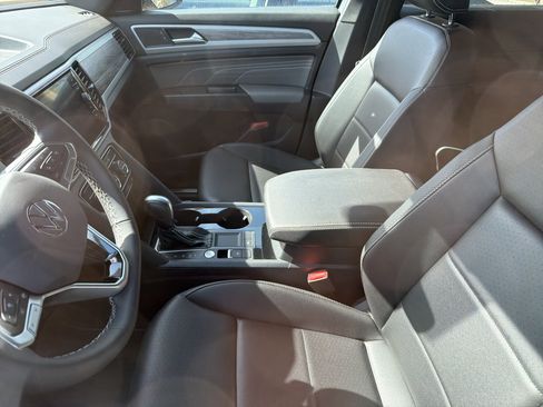 Used 2023 Volkswagen Atlas Cross Sport SE w/ Panoramic Sunroof Package image 5