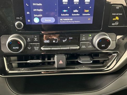 Used 2023 Toyota Highlander L FWD image 12
