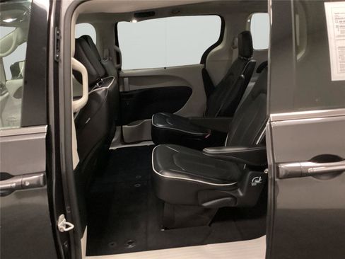 Used 2023 Chrysler Pacifica Limited FWD image 11