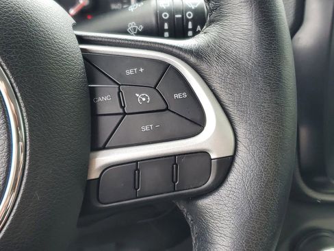 Used 2019 Jeep Renegade Latitude w/ Cold Weather Group AWD/4WD image 16