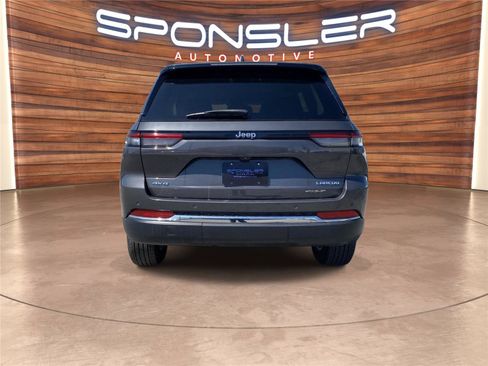 Used 2023 Jeep Grand Cherokee Laredo AWD/4WD image 6