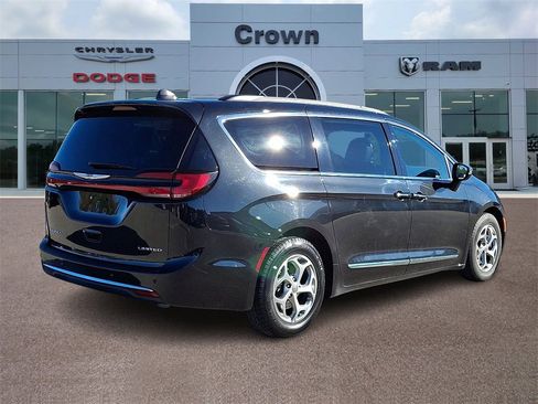 Used 2023 Chrysler Pacifica Limited image 6
