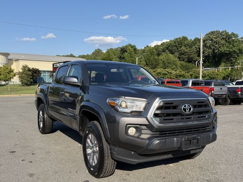 Used 2017 Toyota Tacoma SR5 AWD/4WD image 5