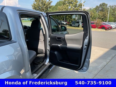 Used 2019 Toyota Tacoma SR5 w/ Four Season Floor Mat Package AWD/4WD image 18