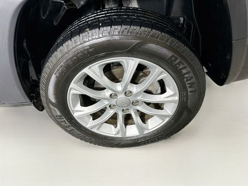 Used 2021 Jeep Cherokee Latitude FWD image 11