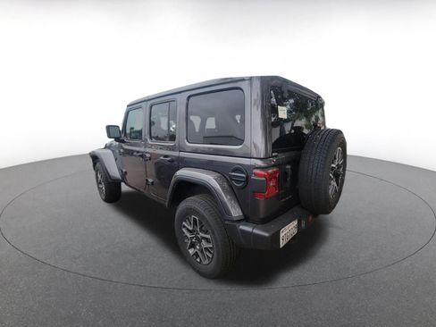 Used 2025 Jeep Wrangler Sahara image 4