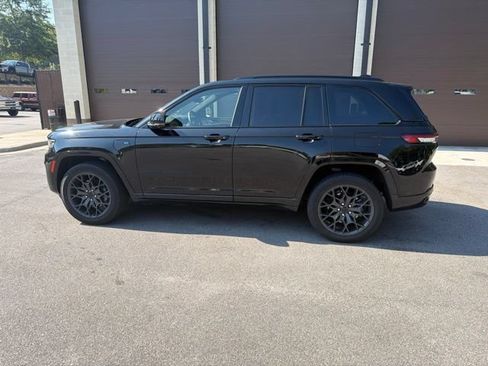 Used 2024 Jeep Grand Cherokee Summit AWD/4WD image 3