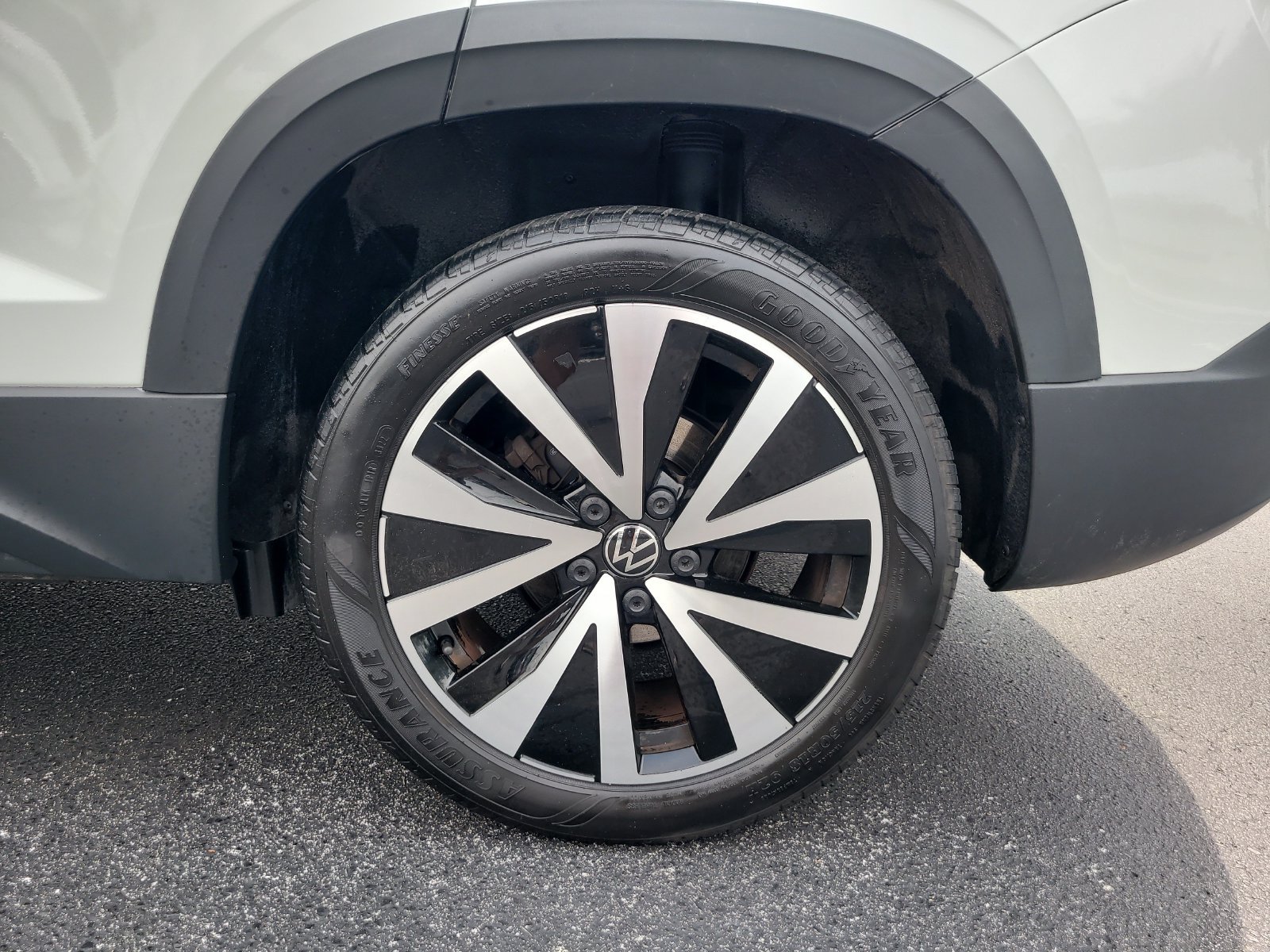 Used 2023 Volkswagen Taos SE w/ Panoramic Sunroof Package FWD image 6