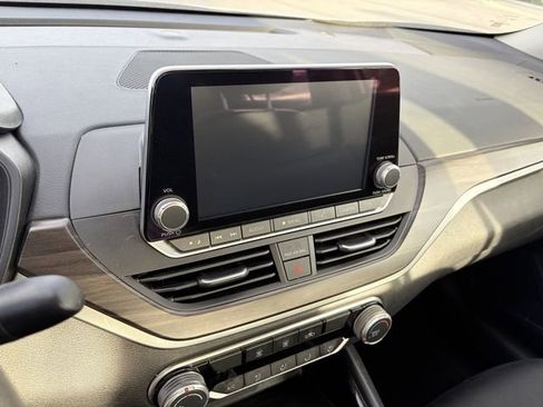 Used 2024 Nissan Altima 2.5 SV FWD image 9