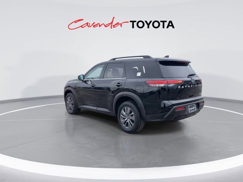 Used 2025 Nissan Pathfinder SV image 6