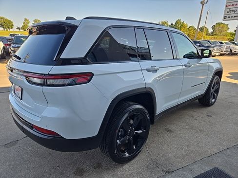 New 2025 Jeep Grand Cherokee Altitude image 10