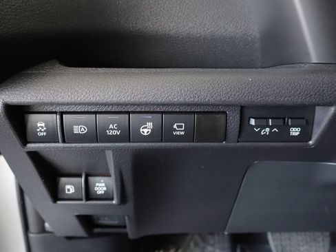 Used 2025 Toyota Sienna Platinum image 18