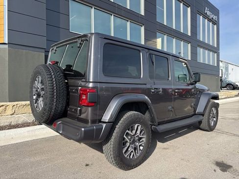 Used 2025 Jeep Wrangler Unlimited Sahara AWD/4WD image 3