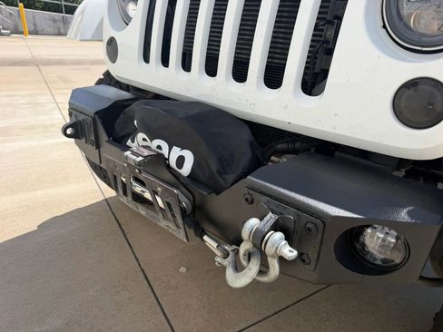 Used 2013 Jeep Wrangler Unlimited Rubicon w/ Connectivity Group image 39