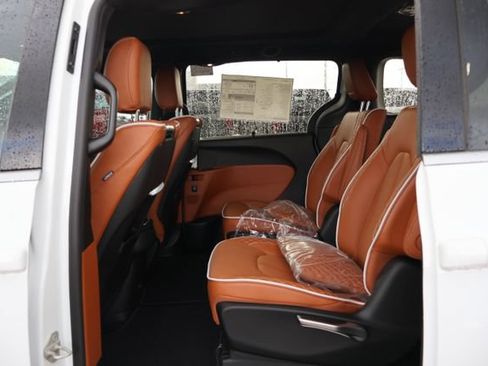 New 2026 Chrysler Pacifica Pinnacle FWD image 8
