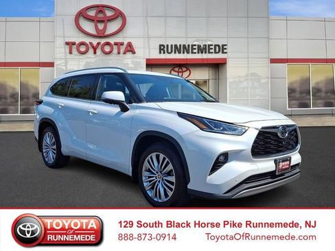 Used 2023 Toyota Highlander Platinum AWD/4WD image 1