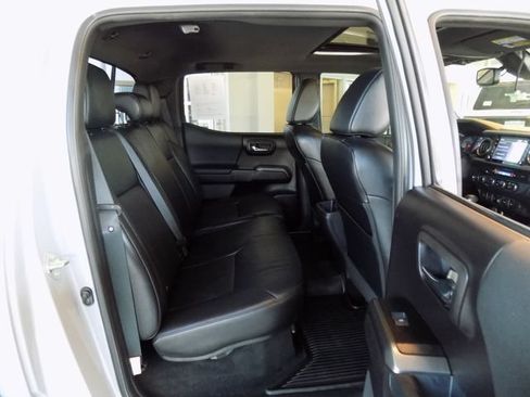 Used 2020 Toyota Tacoma TRD Off-Road w/ TRD Premium Off Road Package AWD/4WD image 31