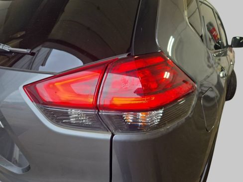 Used 2017 Nissan Rogue SV AWD/4WD image 39