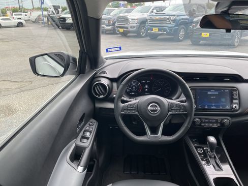 Used 2024 Nissan Kicks SR w/ SR Premium Package image 6