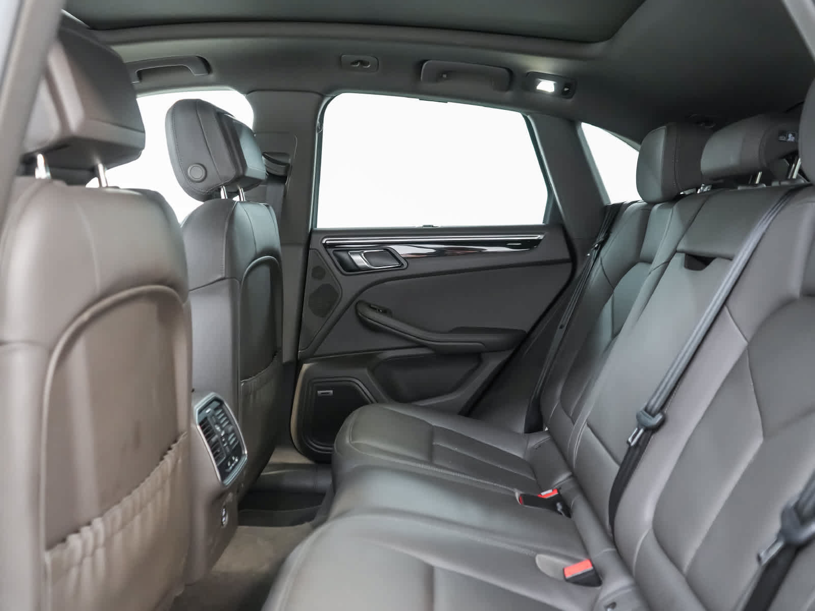 Certified 2024 Porsche Macan AWD/4WD image 23