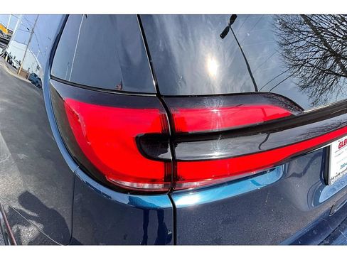 Used 2025 Chrysler Pacifica Limited FWD image 36