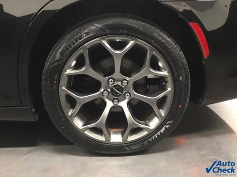 Used 2018 Chrysler 300 Touring w/ Sport Appearance Package image 18