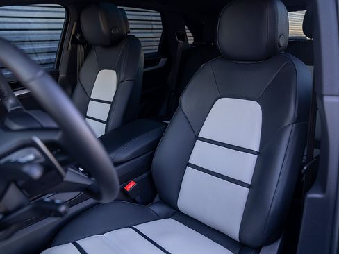 Certified 2025 Porsche Cayenne E-Hybrid AWD/4WD image 5