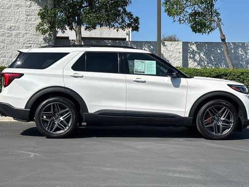Used 2025 Ford Explorer ST image 3